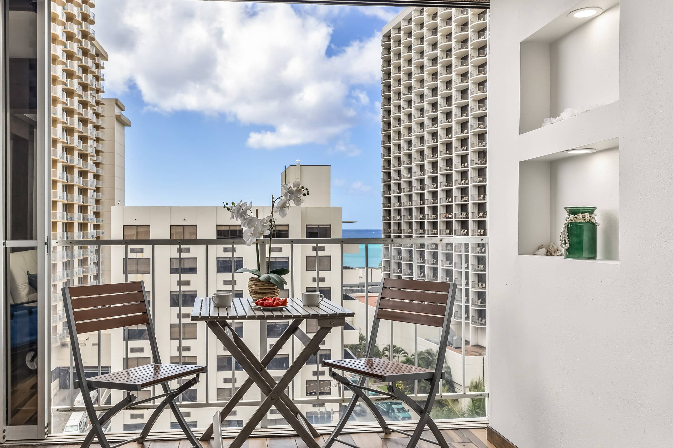 Condo in Honolulu · ★4.75 · 2 bedrooms · 4 beds · 2 private baths - Image 24