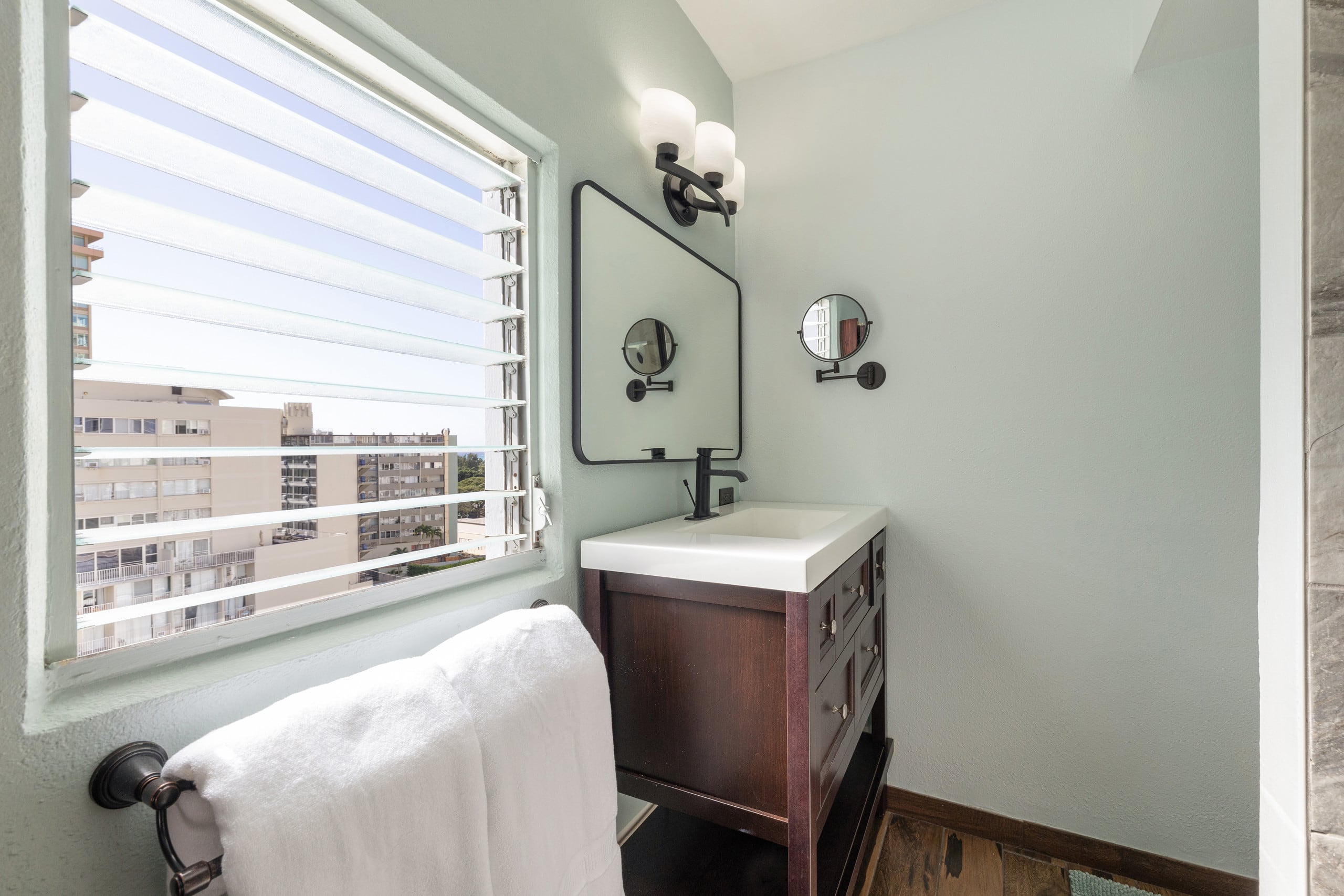 Condo in Honolulu · ★4.75 · 2 bedrooms · 4 beds · 2 private baths - Image 20