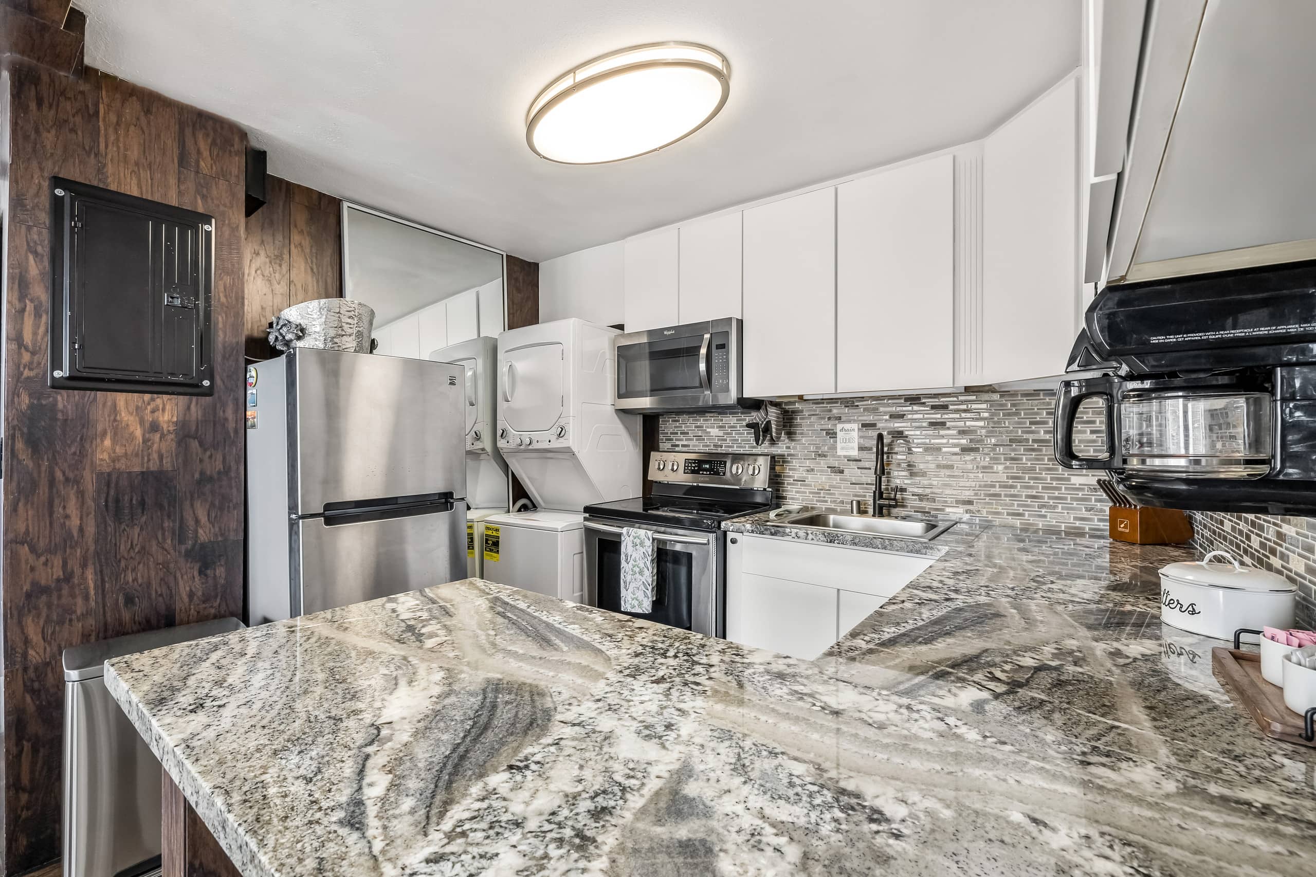 Condo in Honolulu · ★4.75 · 2 bedrooms · 4 beds · 2 private baths - Image 10