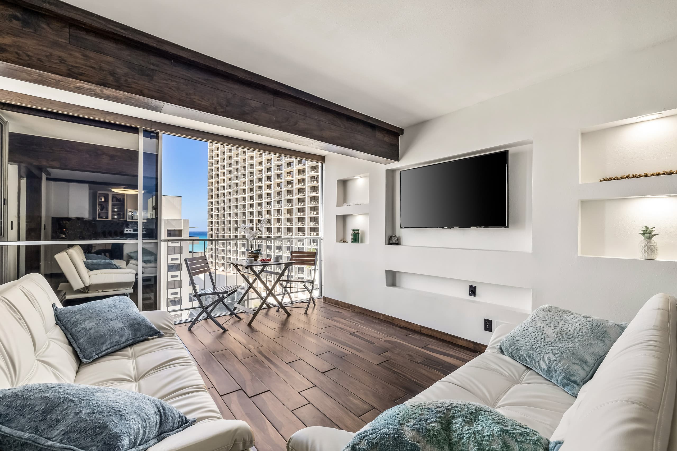 Condo in Honolulu · ★4.75 · 2 bedrooms · 4 beds · 2 private baths - Image 3