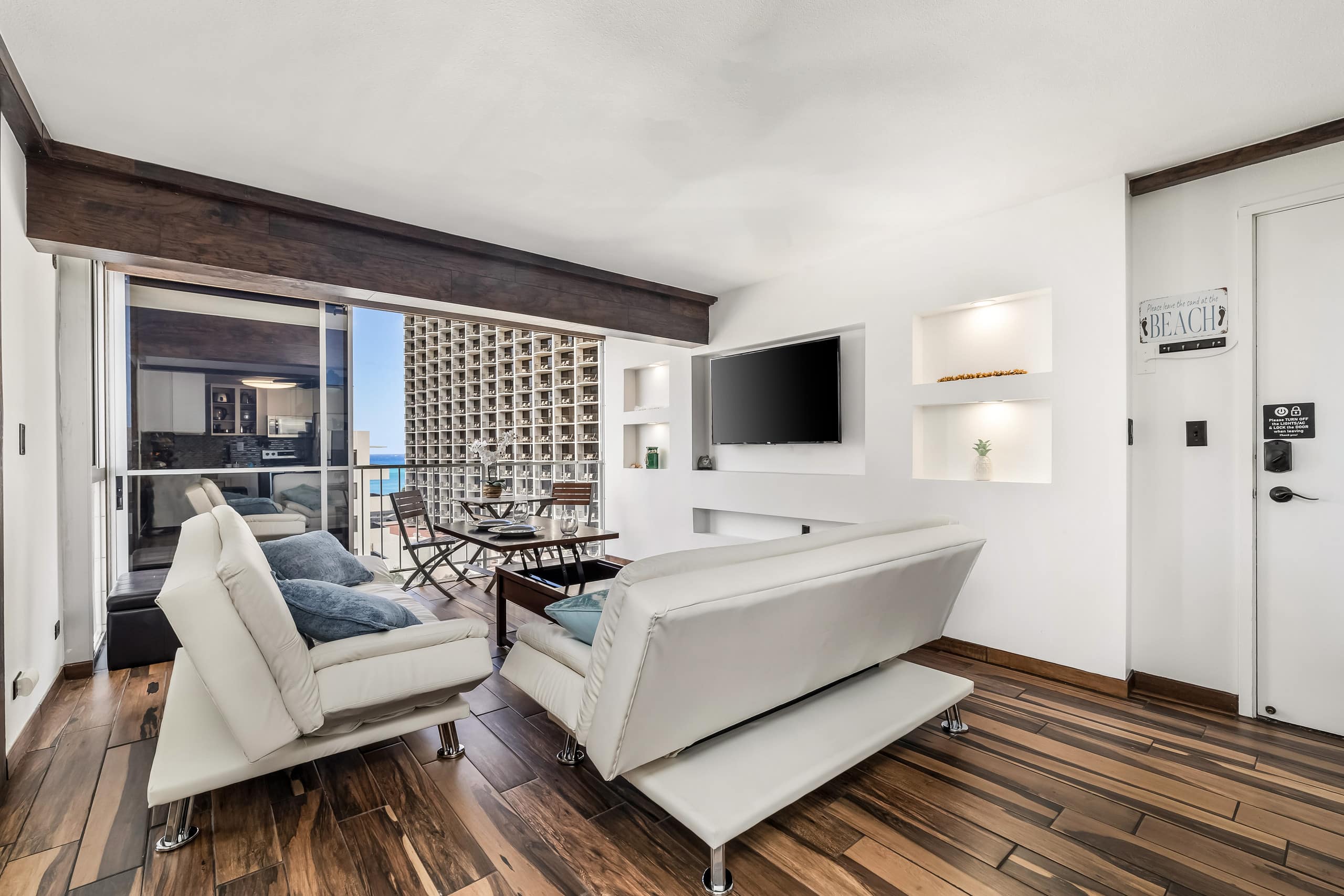 Condo in Honolulu · ★4.75 · 2 bedrooms · 4 beds · 2 private baths - Image 8