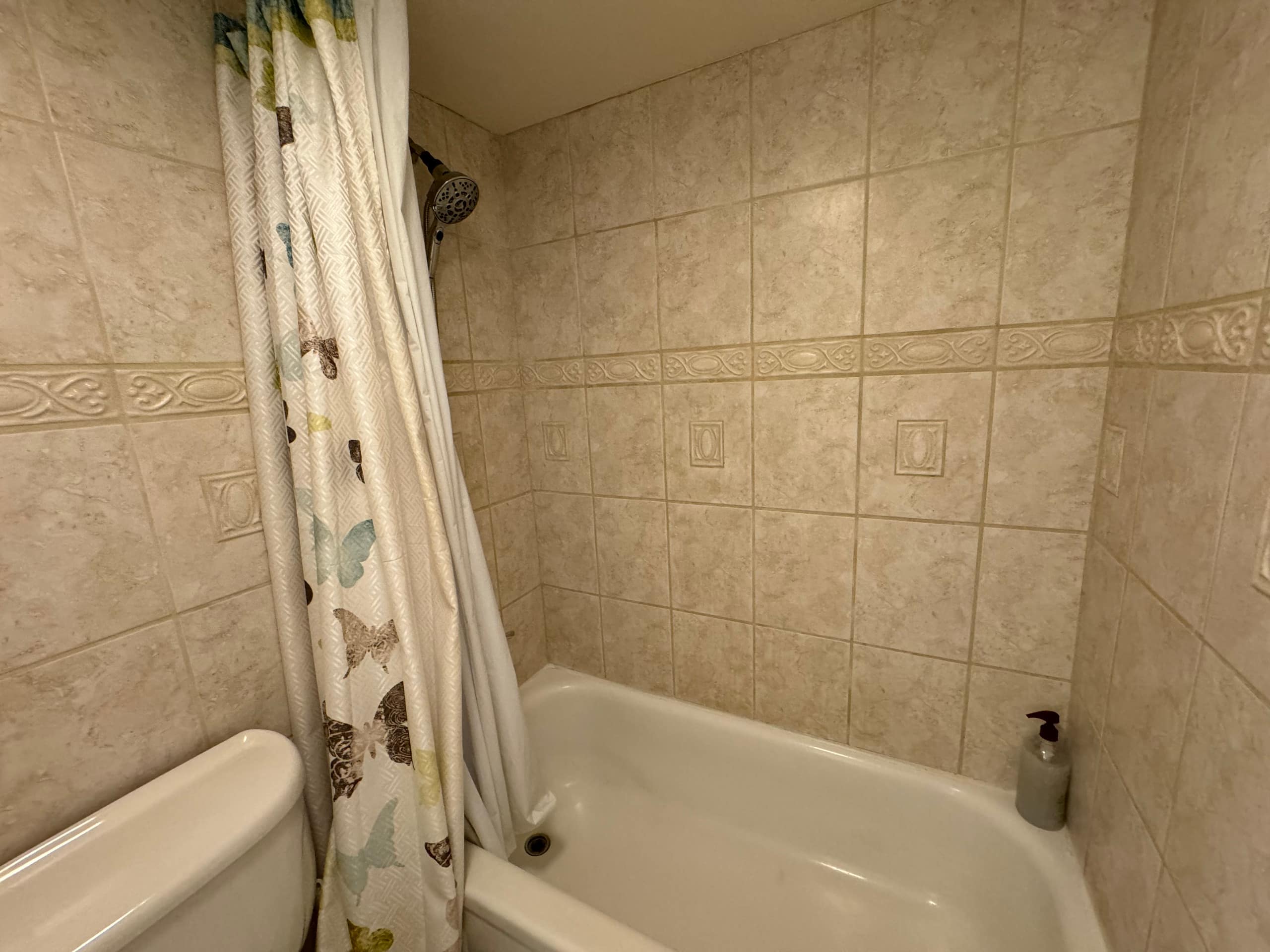 Condo in Honolulu · ★4.56 · 1 bedroom · 3 beds · 1 private bath - Image 6