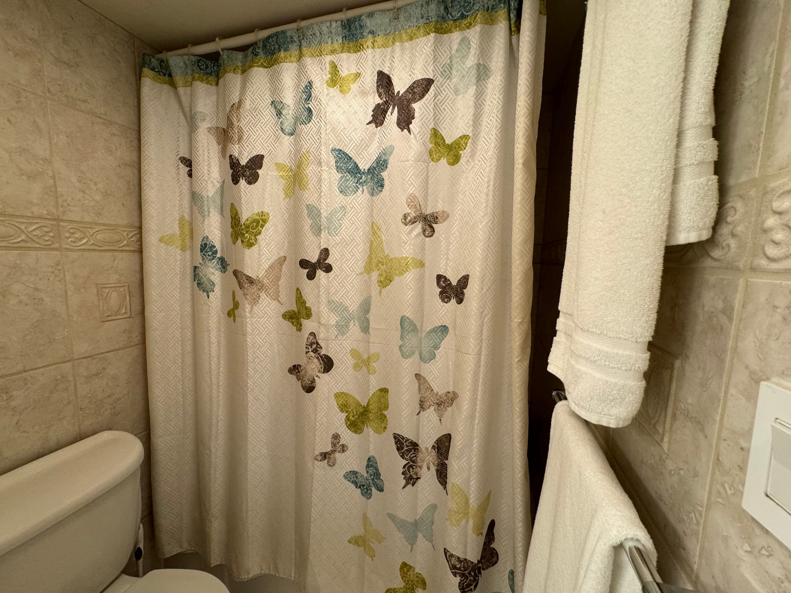 Condo in Honolulu · ★4.56 · 1 bedroom · 3 beds · 1 private bath - Image 7