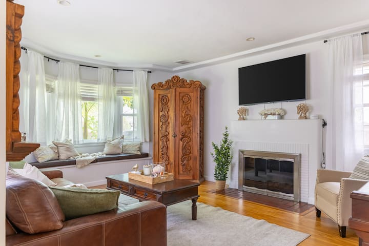 Chic WLA 2 BR| Near UCLA & SM, Pet/Family Friendly
