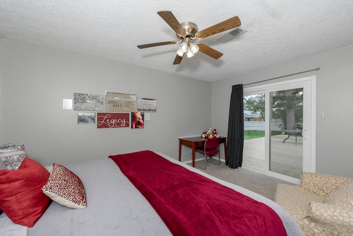 La suite King tiene una cama Sleep Number que puedes ajustar a tu nivel de comodidad, puertas corredizas de vidrio de bajo consumo a la terraza trasera, área de oficina y un “Legacy Wall” que representa a nuestras 4 generaciones de Aggies.