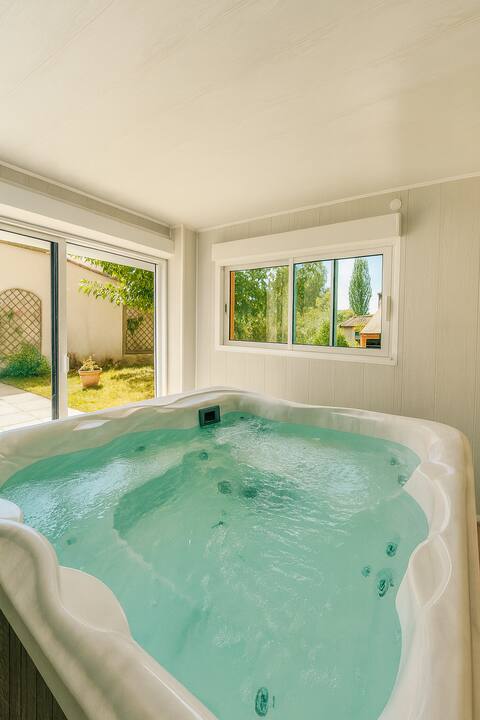 La Coccinelle • 4-bed, 4-bath cottage, hot tub & sauna