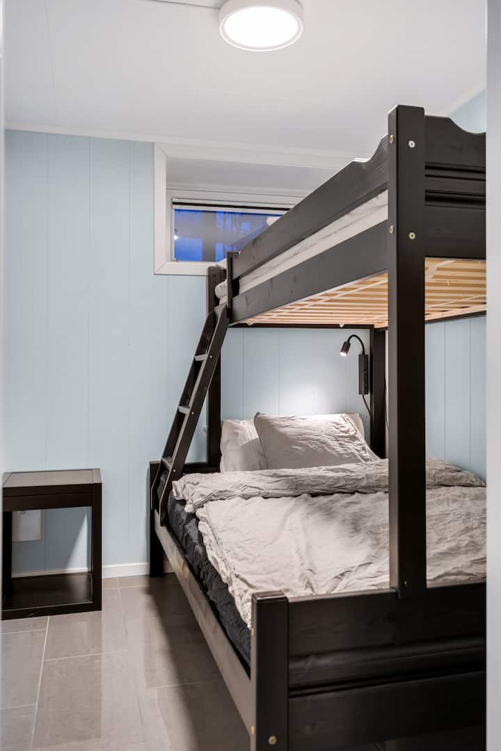 Posteľ 120 x 200 cm pod posteľou 90 x 200 cm. Úplne nové v decembri 2025. Stmievateľné LED svetlá na čítanie s USB nabíjacími bodmi pri oboch lôžkach.