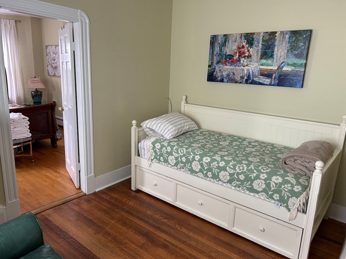 Successful Airbnb property: Boston 3 Room Apt 5 Min Walk to Train & Beach in Revere