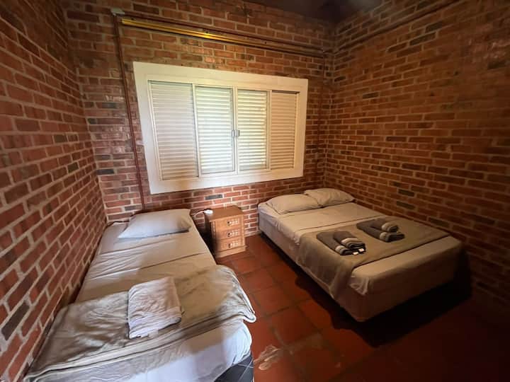 07号房间-平房 
 1张双人床和1张1张1张单人床
吊扇。
