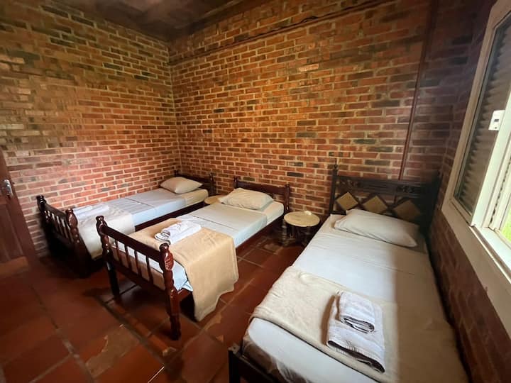 06号卧室-平房-03张单人床。
吊扇。
