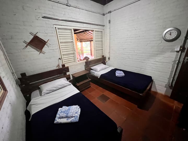 02张单人床，卧室前面有卫生间。 