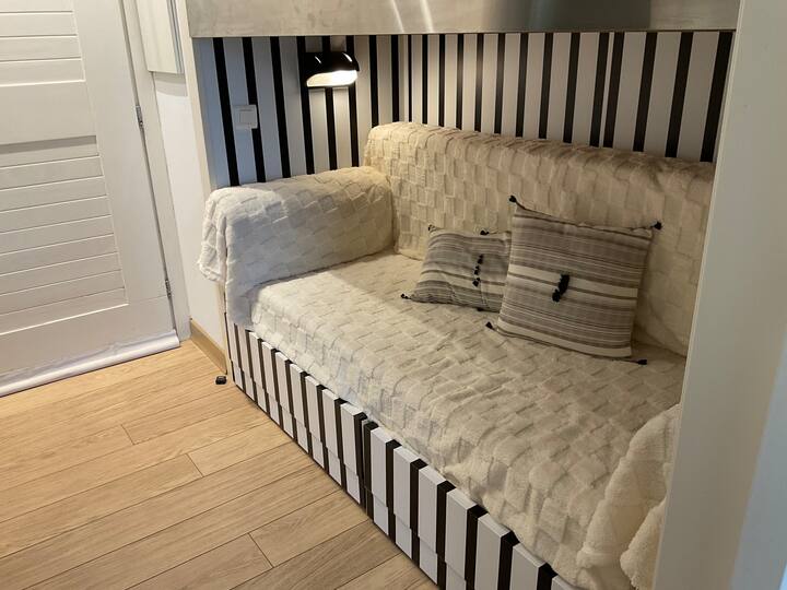 разтегателен диван за вход на ниша за един човек