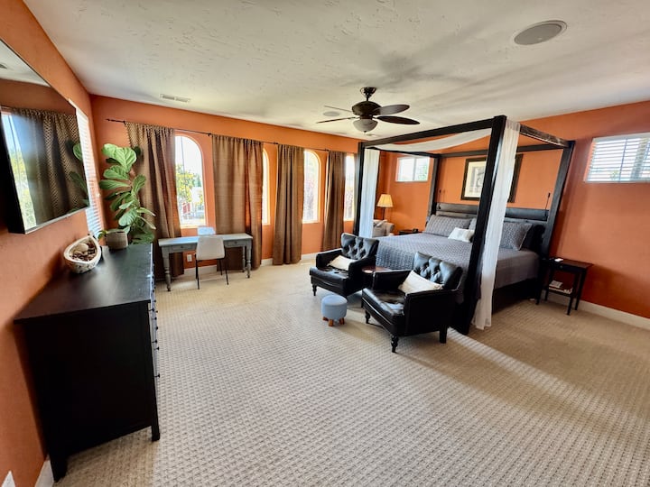 Televizor me ekran të sheshtë, tavolinë zyre, krevat dopio "king"