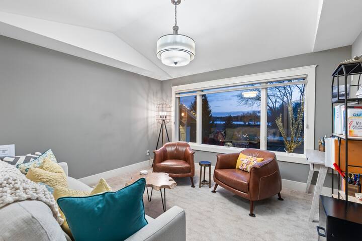 Private Grand Lodge with pool, lake & pickleball gallery image 2