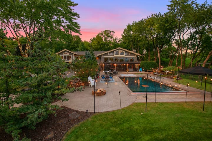 Private Grand Lodge with pool, lake & pickleball