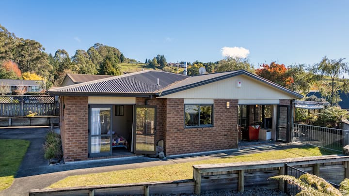 The Umpires Retreat - Quiet Home In Acacia Bay - Taupō