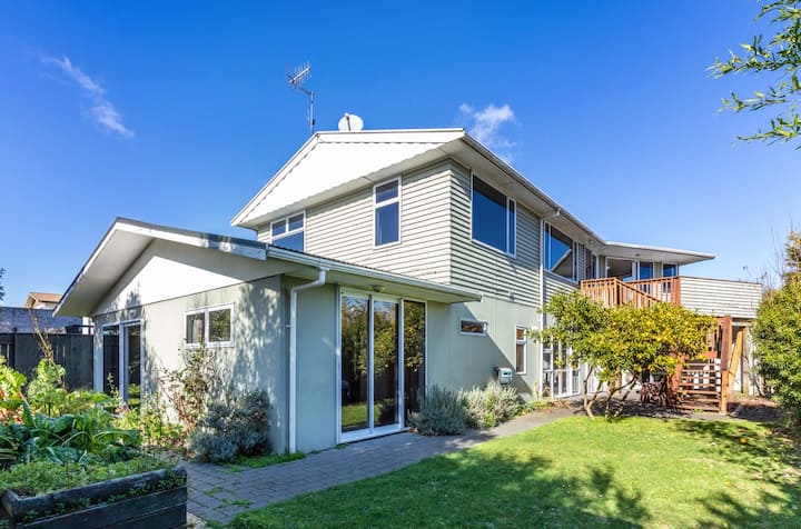 Large Family Home, Close To The Lake & Has Wi-fi - Taupō