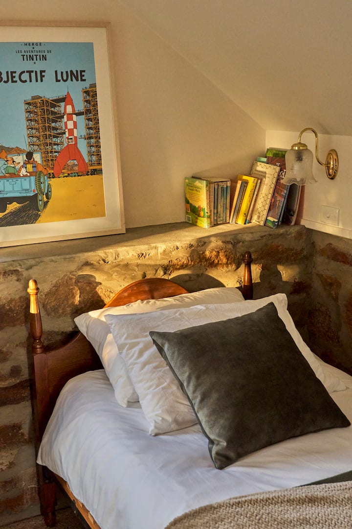 Second bedroom with twin beds