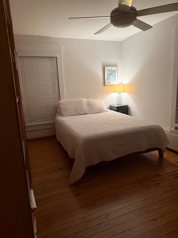 חדר שינה אוורירי בקומה העליונה, מלא בספרים האהובים עלינו, עם שפע מדפים ומגירות לארגון החפצים שלכם בזמן הנסיעה.