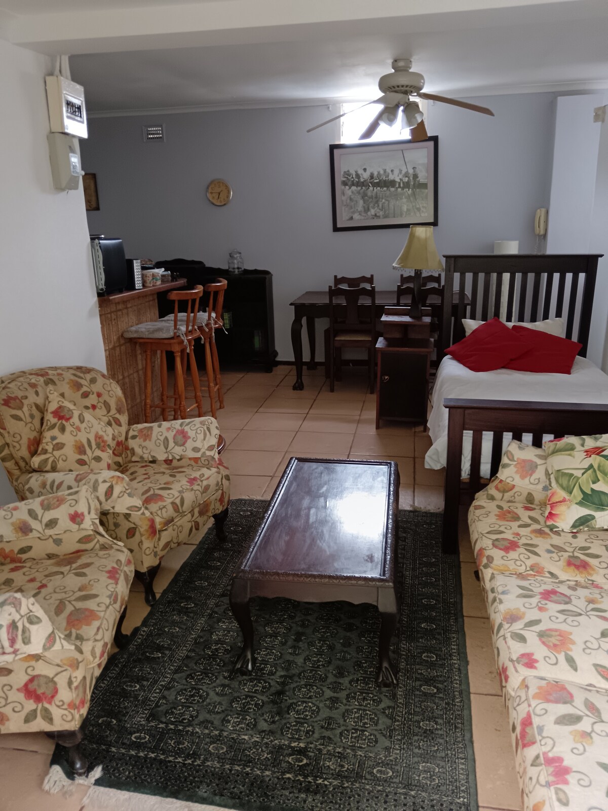 Отворена кујна, трпезарија и дневна соба со дополнителен единечен кревет
