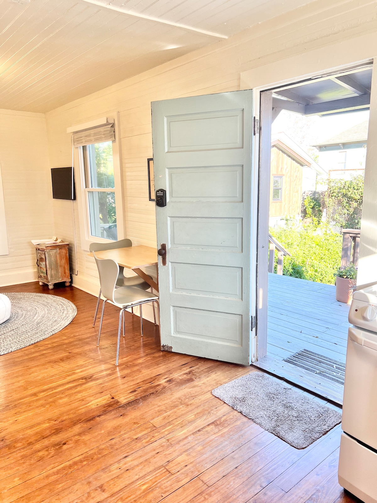 The Urban Cottage — Guesthouse Near Downtown