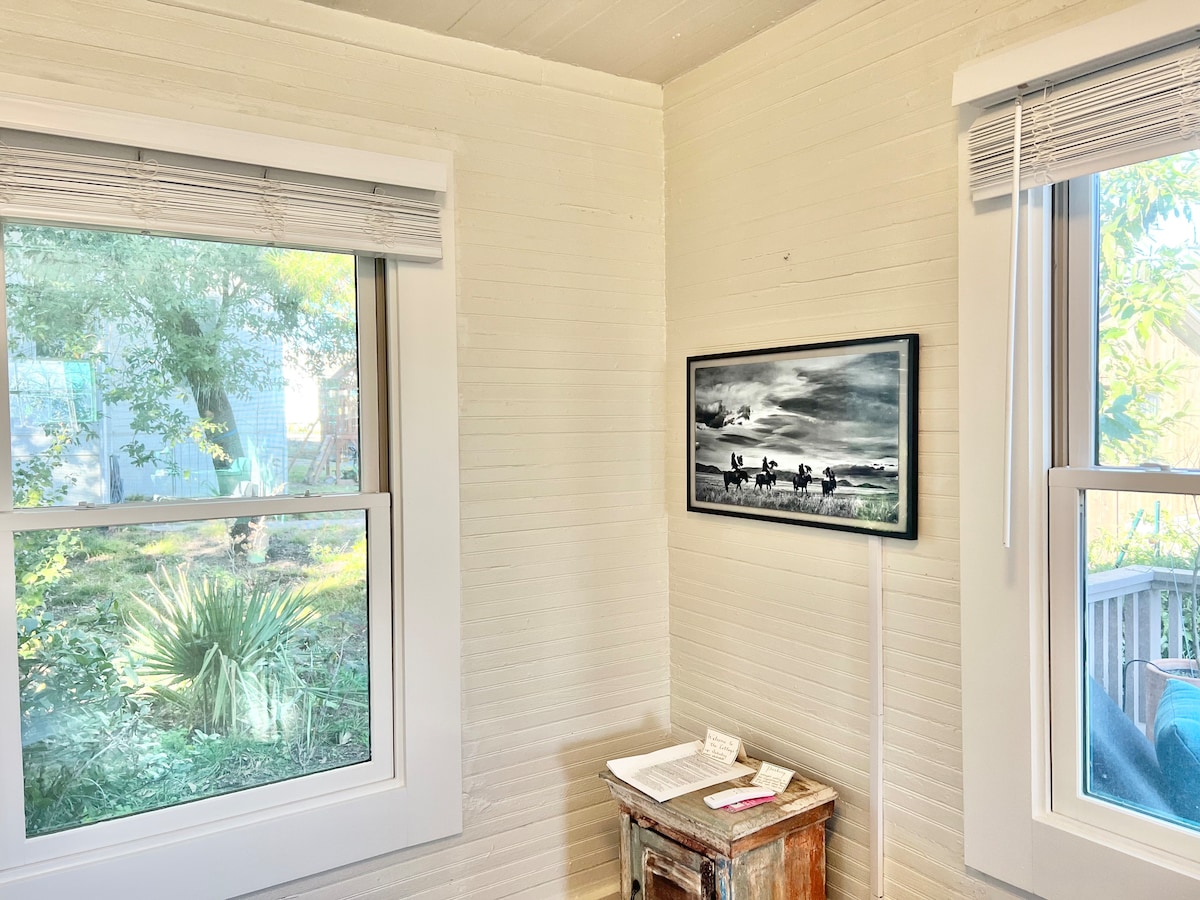 The Urban Cottage — Guesthouse Near Downtown