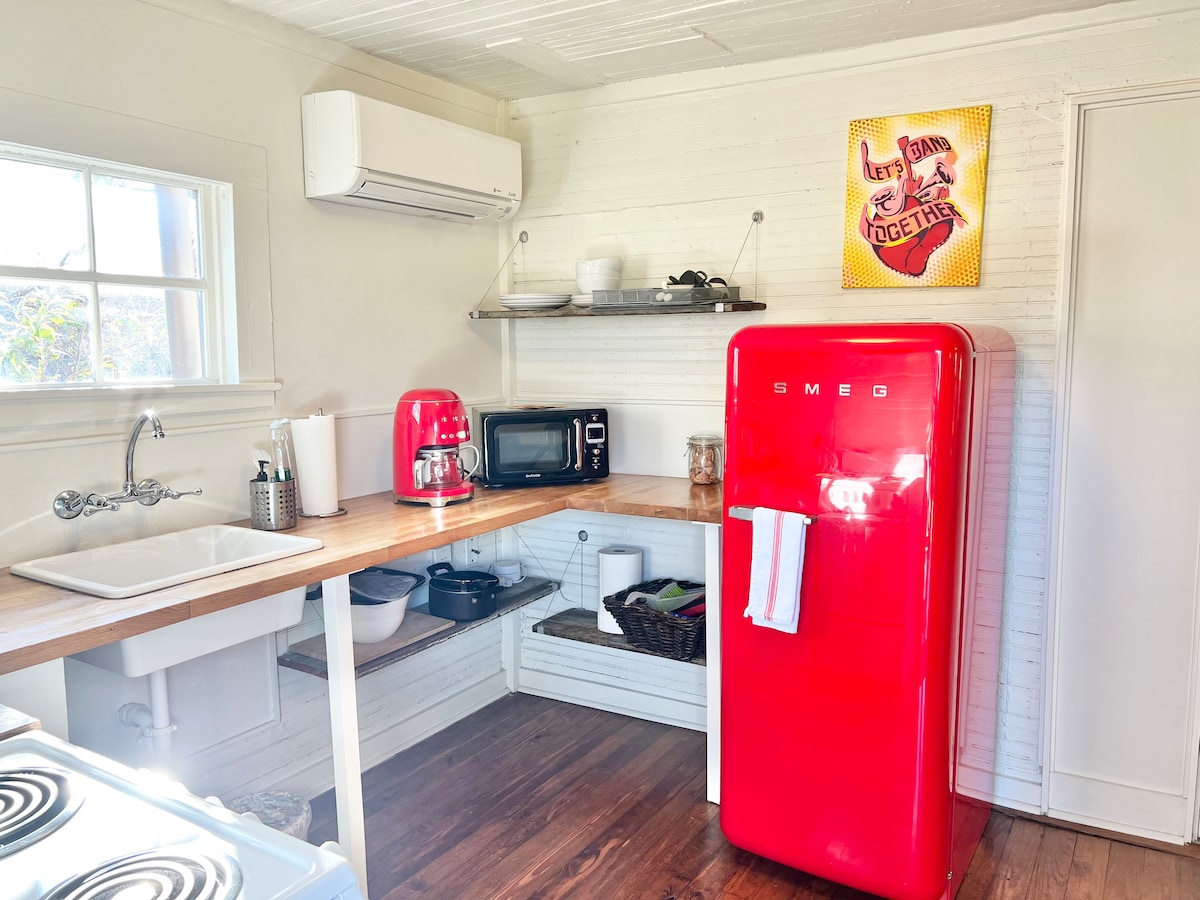 The Urban Cottage — Guesthouse Near Downtown
