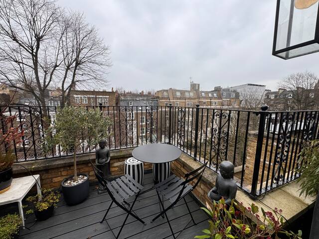 Chelsea, three-bedroom contemporary living duplex gallery image 3