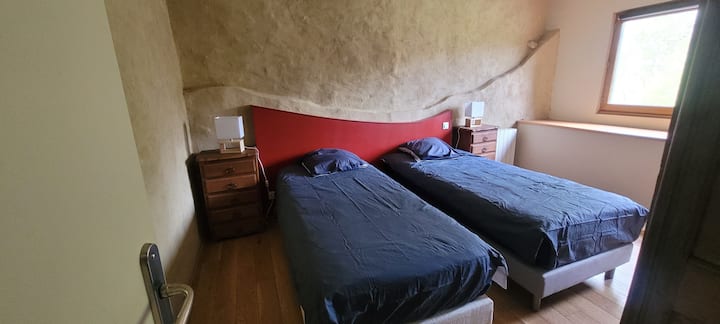 غرفة نوم بسريرين مفردين 90/200 في الطابق العلوي. 
يمكن تجميعها  للحصول على سرير في 180/200.
يتوفر سرير أطفال في الغرفة. 
أرضيات خشبية على الأرض.