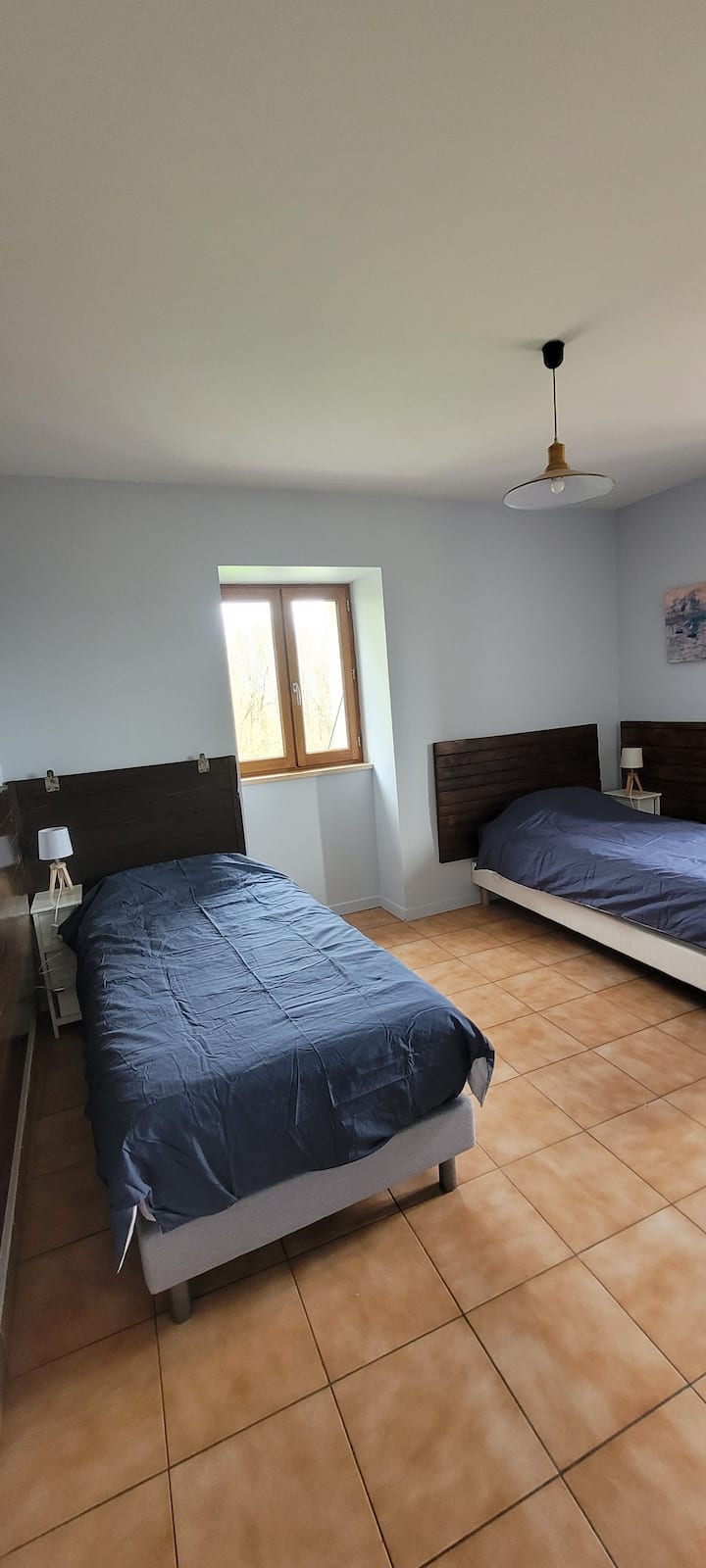 غرفة نوم جانبية للحديقة في الطابق العلوي مع سريرين مفردين في 90/200 يمكن أن تصبح سريرًا 180/200.