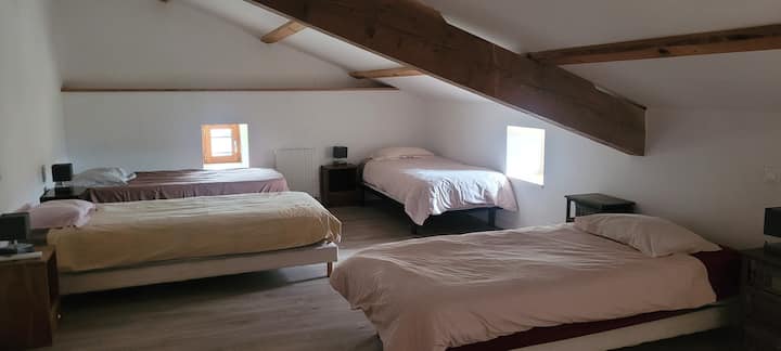 مساحة علوية مع 4 أسرّة 90/200 يمكن تجميعها في سرير 180/200.