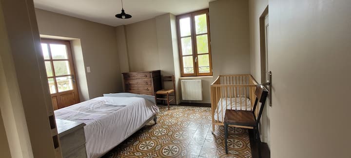 غرفة نوم بسرير مزدوج 140/190 في الطابق العلوي. 
سرير أطفال داخل الغرفة.
يمنحك الباب الزجاجي إمكانية الوصول إلى الشرفة. 