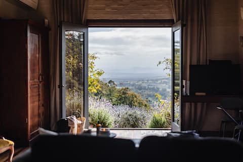 Successful Airbnb property: The Studio on Pokolbin Mountain - Stunning views! in Pokolbin
