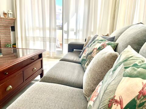 Propiedad de Airbnb exitosa: Nice flat on the beach front, Puerto Marina. Wifi. en Benalmádena