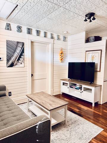 12 South Carriage House – 3 miles from Downtown!