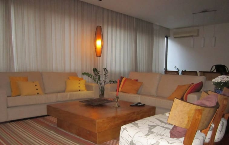 Ideal location Luxury Security 4br 60 FT to Beach