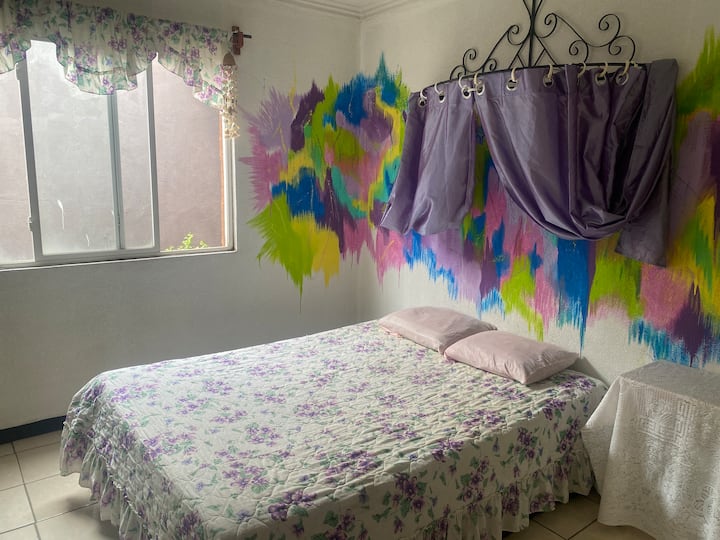 La Habitación Bugambilia - ตื่นขึ้นมาพบกับวิวสวนและบรรยากาศชนบทที่เงียบสงบ ห้องนอนที่สะดวกสบายนี้มีเตียงควีนไซส์ วิวสวน และโต๊ะเครื่องแป้ง ผู้เข้าพักจะใช้ห้องน้ำเต็มรูปแบบร่วมกันซึ่งตั้งอยู่บนโถงทางเดิน