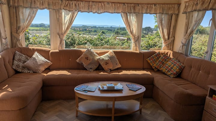 Sofa zilizoinuliwa tena kwa mwaka 2025 pamoja na sakafu mpya kwa ajili ya mwonekano wa kisasa zaidi - bila kutaja mandhari nzuri! 