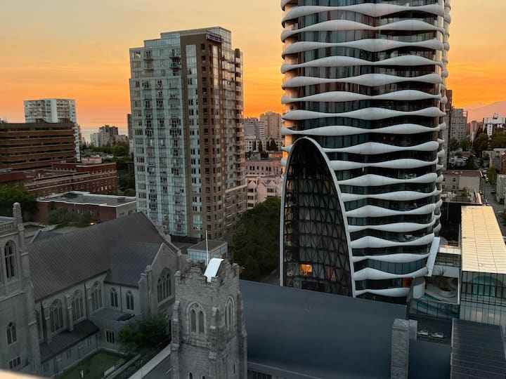 Stunning Skyline Views 3 Bed 2 Bath Downtown Oasis - Vancouver