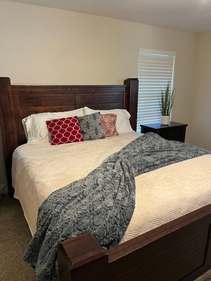 Hlavná spálňa má manželskú posteľ a vlastnú kúpeľňu. 