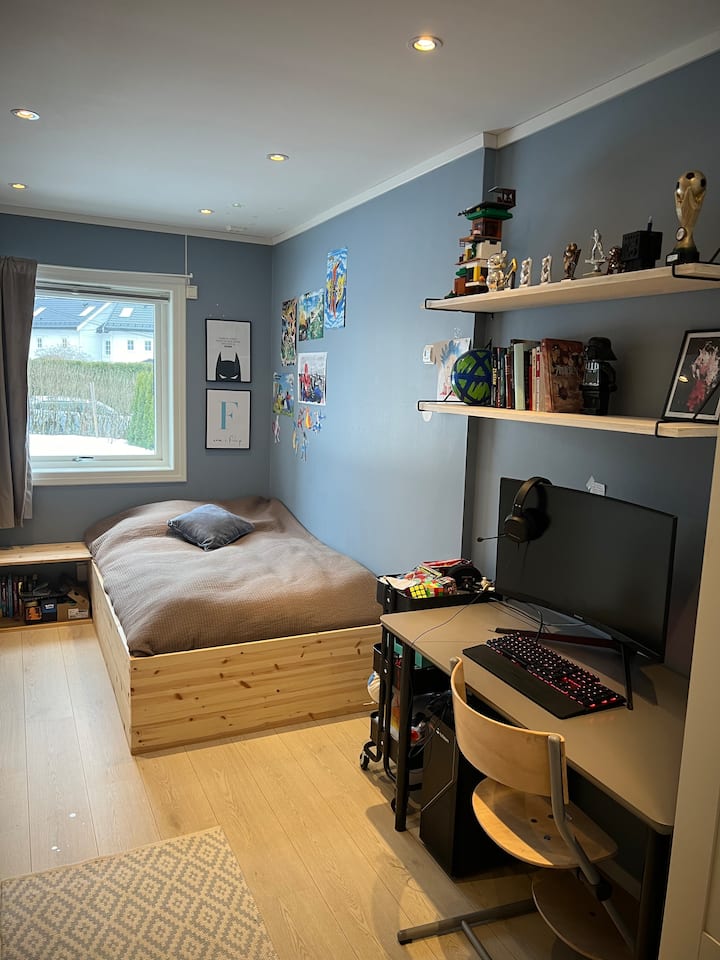 ห้องนอนมีเตียงคู่ขนาดเล็กกว้างประมาณ 120 ซม. และยาว 200 ซม. ม่านและหน้าต่างสว่างสดใสหันหน้าไปทางสวน