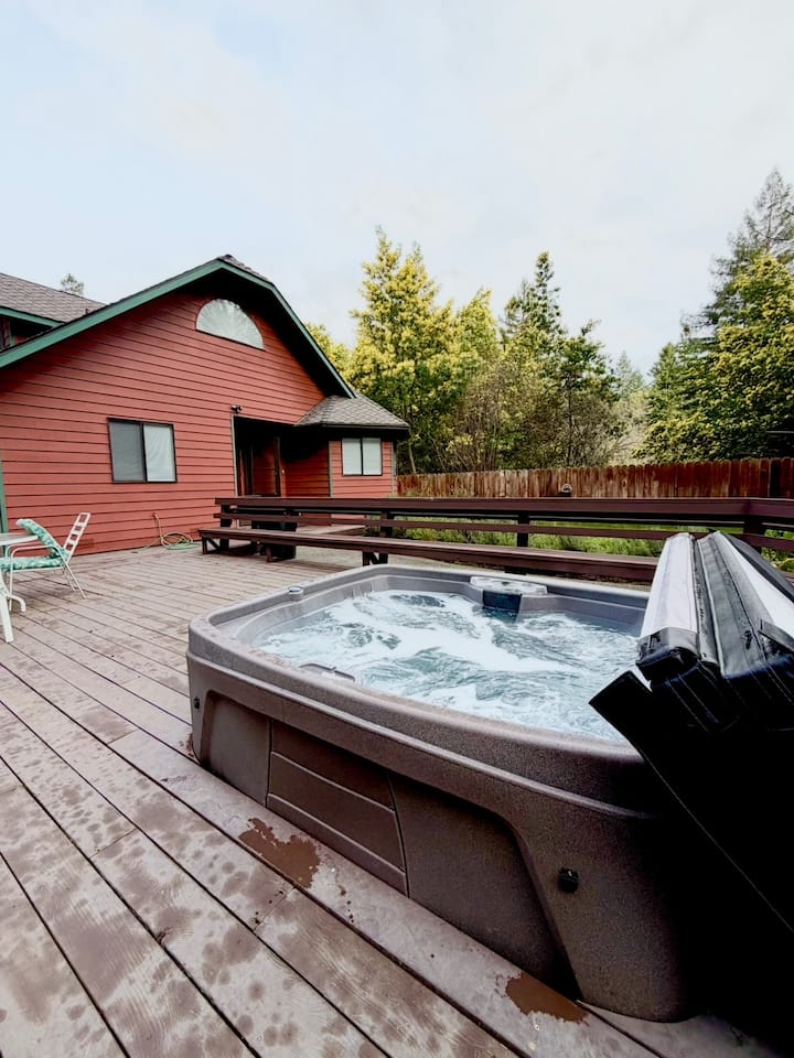 Jed Smith Cabin w/Tennis & Pickle ball and HOT TUB - Houses for