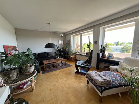 bright business flat, calm area, easy Expo access