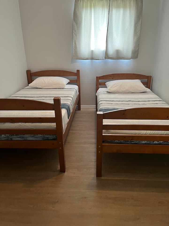 2 krevate tekë me gjerësi 39". Komodinë e vogël me sirtarë për ruajtje edhe në dhomë
