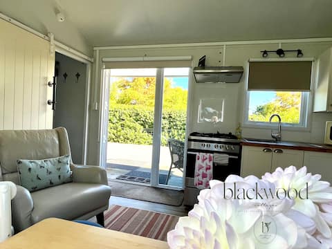 Blackbird Cottage-Country Comfort, Birdsong & Pigs