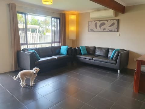Successful Airbnb property: Caloundra Beach Townhouse-400m Beach-Pet friendly in Caloundra