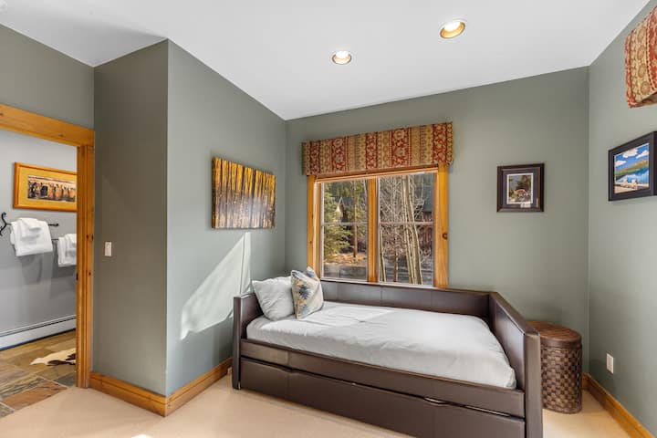 Chumba cha kulala cha tatu kwenye ghorofa kuu chenye vitanda viwili