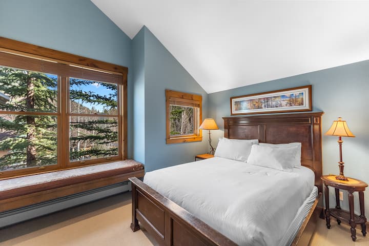 Chumba cha kulala cha mgeni wa kwanza kina kitanda cha ukubwa wa malkia na kina bafu la jaketi na jeli.