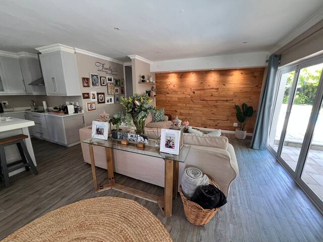 Spacious Family Home near Constantia, Cape Town gallery image 2