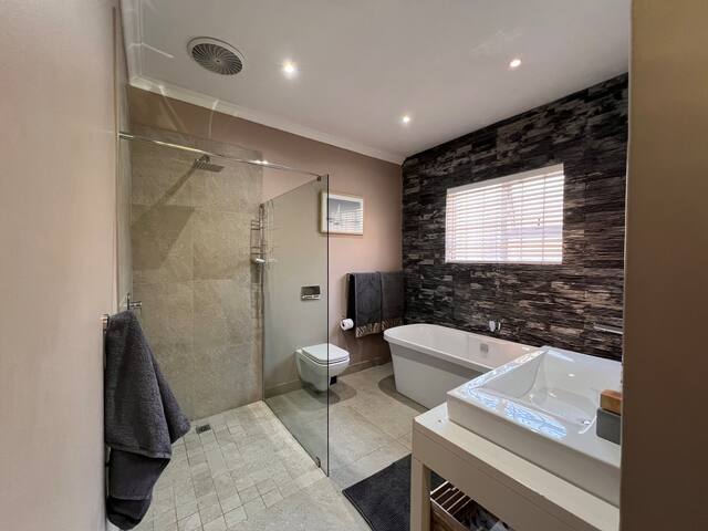 Spacious Family Home near Constantia, Cape Town gallery image 5